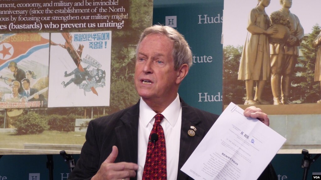 미국 공화당 소속 조 윌슨 하원의원이 20일 워싱턴의 민간단체 허드슨연구소에서 열린 토론회에서 '북한의 대륙간탄도미사일 개발을 규탄하는 결의안'을 들고 발언하고 있다.