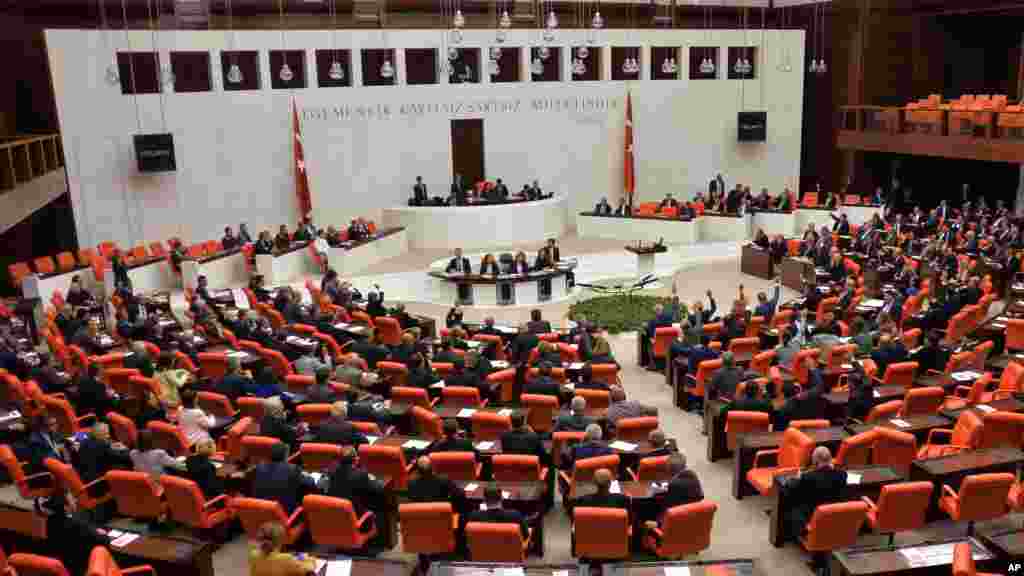 Au Parlement Turc, les législateurs débattent pour approuver une motion autorisant le gouvernement de lancer des incursions en Syrie et en Irak et permettant aux forces étrangères d&rsquo;utiliser le territoire turc pour des opérations contre l&rsquo;Etat Islamique. 