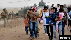 지난 20일 시리아 쿠르드족 난민들이 이슬람 수니파 무장단체 ISIL을 피해 터키 국경을 넘고 있다.