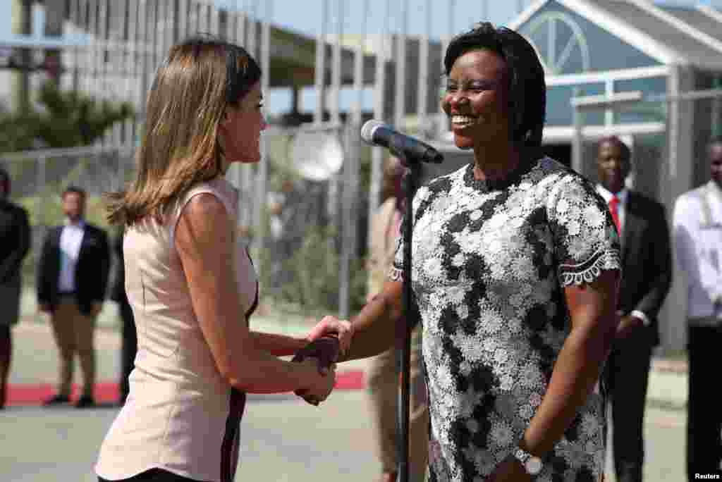 Rèn Espay la Letizia Ortiz kap bay lamen ak premye dam Ayiti a Martine Martine pandan li rive Pòtoprens, Ayiti, 22 me 2018. REUTERS/Andres Martinez Casares - RC14B8C47690