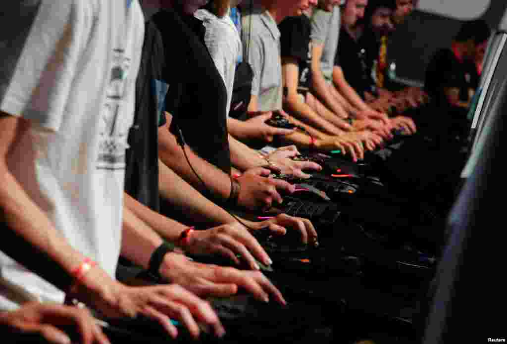 Gamers play Battlefield 1 during the world&#39;s largest computer games fair, Gamescom, in Cologne, Germany.