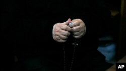 一名被指性侵兒童的羅馬天主教神職人員2015年11月在智利出庭時受持念珠的資料照。