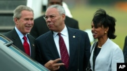 Колин Пауэлл (в центре). Слева – президент Джордж Буш-младший, справа – советник по национальной безопасности в его администрации Кондолиза Райс (архивное фото) 