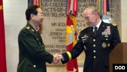 中国军队总参谋长房峰辉上将在美国国防大学和美国参谋长联席会议主席邓普西上将握手（2014年5月14日，美国国防大学照片）