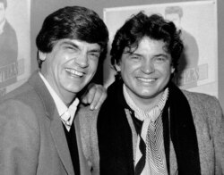 Phil, kiri, dan Don Everly, dari Everly Brothers di New York City. Don Everly, pelopor rock 'n' roll Everly Brothers yang mengharmonisasikan lagu-lagu rock country yang memengaruhi satu generasi musik rock, telah meninggal. (Foto: AP/Ray Stubblebine)