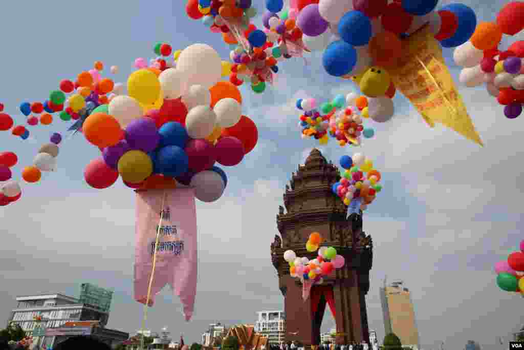 ប៉ោងៗត្រូវបានគេបង្ហោះនៅពីមុខវិមានឯករាជ្យដើម្បីរំឭកខួបលើកទី៦៦ឆ្នាំ នៃទិវាបុណ្យឯករាជ្យជាតិ ថ្ងៃទី៩ វិច្ឆិកា ឆ្នាំ២០១៩ នៅរាជធានីភ្នំពេញ។ (ហ៊ុល រស្មី/VOA)