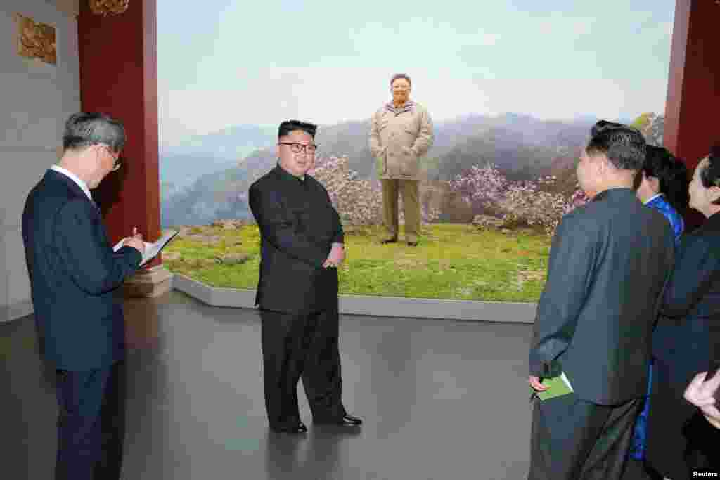 김정은 북한 국무위원장이 조선혁명박물관을 현지지도했다고 조선중앙통신이 28일 보도했다. 