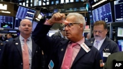En la apertura de la Bolsa de Nueva York, el índice Dow Jones cayó 400 puntos.