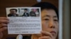 Aktivis anti-Korea Utara Park Sang memegang selebaran seperti yang dia kirimkan ke Korea Utara, saat dia menghadiri konferensi pers di Seoul pada 6 Juli 2020. (Foto: AFP / Ed JONES)