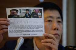 Aktivis anti-Korea Utara Park Sang-hak dari Fighters for Free Korea Utara memegang selebaran yang dia kirimkan ke Korea Utara, saat dia menghadiri konferensi pers di Seoul, 6 Juli 2020. (AFP)