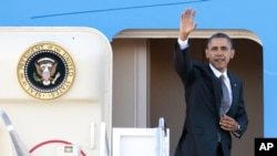 Obama maše prilikom ukrcavanja u predsednički avion u vojnoj bazi Endrjuz pred polazak na put