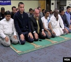 Američki muslimani na molitivi u džamiji u Virginiji