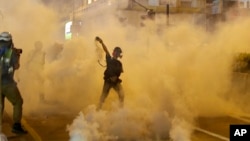 香港警方8月3日晚间在九龙地区与抗议人士爆发冲突。警方向示威者多次发射催泪瓦斯。