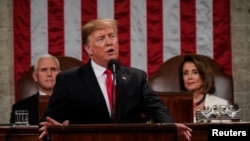 Prezidan Donald Trump, Vis Prezidan Mike Pence (agoch) ak Prezidan Chanm Depite a, Nancy Pelosi, nan Kapitòl la nan Washington, 5 fevriye 2019 la.