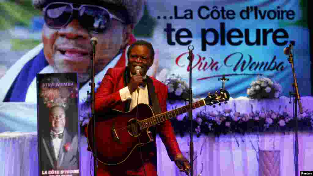 Le musicien congolais Vata Mombasa sur scène lors de la cérémonie à Abidjan, 27 avril 2016 