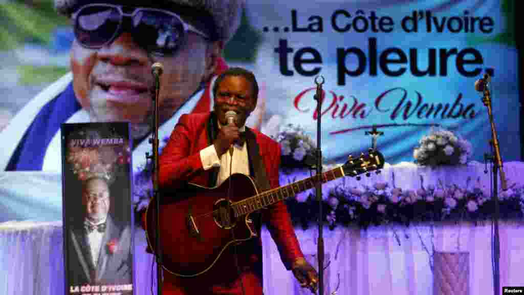 Le musicien congolais Vata Mombasa sur scène lors de la cérémonie à Abidjan, 27 avril 2016 &nbsp;