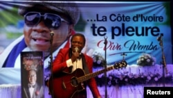 Le musicien congolais Vata Mombasa se produit lors d'une cérémonie officielle organisée par le gouvernement ivoirien et les organisateurs du festival de musique pour honorer Papa Wemba à Abidjan le 27 avril 2016. 