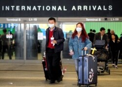 Putnici napuštaju aerodrom u Los Angelesu po dolasku iz Šangaja, 26. januara 2020. (Foto: Reuters/Ringo Chiu)