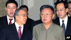지난 9일 평양에서 김정일 위원장과 만난 다이빙궈 국무위원 (왼쪽)