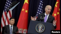 El vicepresidente de Estados Unidos, Joe Biden hablla durante la apertura de las conversaciones comerciales con China junto al vicepresidente chino Wang Yang.