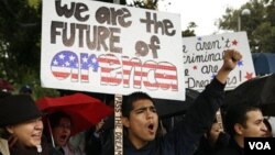 Un joven indocumentado durante una manifestación en California.