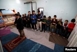 지난 1월 중국 신장 자치구의 한 이슬람 학교에서 위구르족 어린이들이 저녁기도를 하고 있다. (자료사진)
