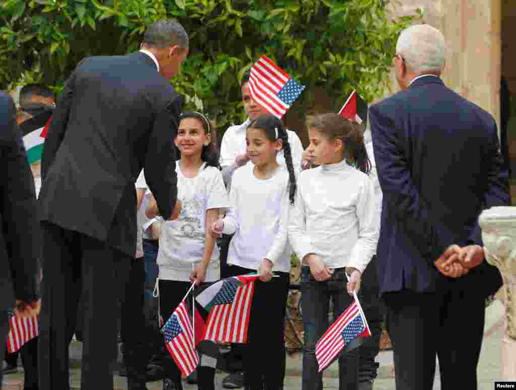 Obama sa djecom za obilaska Bazilike Rođenja Isusova, u Betlehemu, 22. marta 2013.