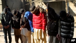 پاکستان میں داعش سے مبینہ تعلق پر گرفتار کیے گئے افراد (فائل فوٹو)