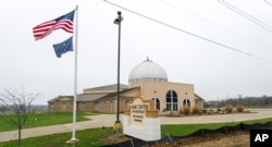 Bendera Amerika dan bendera negara bagian Indiana di depan Islamic Center of Evansville di Newburgh, Indiana, 30 November 2015. (Foto: dok).