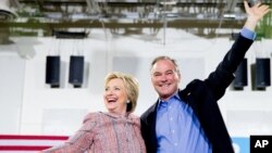 Kandida prezime pati demokrat la, Hillary Clinton, ak Senatè Tim Kaine (D-Va), ki tap patisipe nan yon meeting de mas nan vil Annandale, Eta Vijini, nan dat 14 jiyè 2016 la.