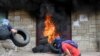 Manifestantes prenden fuego a puerta de embajada de EE.UU. en Honduras