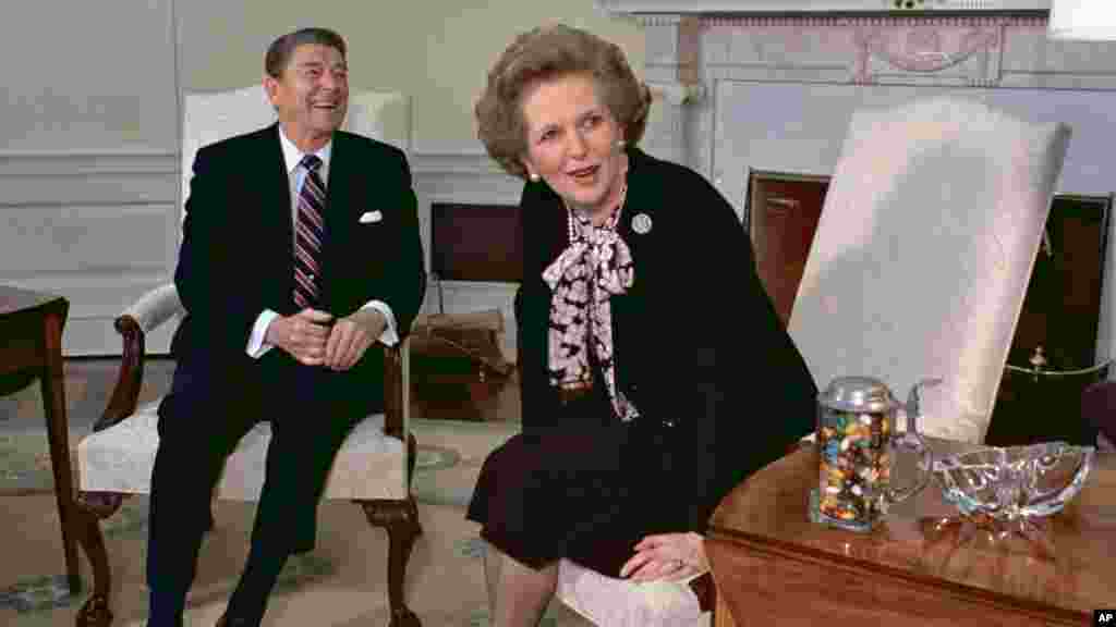 Antiga primeira-ministra Thatcher foi recebida na Casa Branca pelo&nbsp; ent&atilde;o presidente Ronald Reagan (Fevereiro 1985)