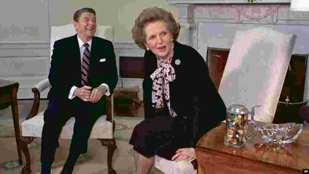 Antiga primeira-ministra Thatcher foi recebida na Casa Branca pelo então presidente Ronald Reagan (Fevereiro 1985)