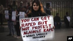 27일 인도 뉴델리에서 집단 성폭행 사건에 항의하는 시위대.