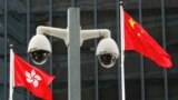 监控摄像机后面悬挂着的香港和中国国旗