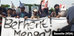 Unjuk rasa ribuan mahasiswa menolak RKUHP dan pelemahan KPK di depan Gedung DPR, Kamis, 19 September 2019. (Foto: VOA/Sasmito)