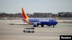 Una aeronave Boeing 737 MAX 8 de la compañía Southwest Airlines estacionada en el Midway International Airport in Chicago, Illinois, en marzo de 2021.