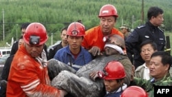 Nhân viên cứu nạn Trung Quốc đưa được một nạn nhân từ mỏ than bị ngập nước ra ngoài