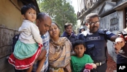 Cảnh sát Bangladesh sơ tán 1 gia đình sau khi phong tỏa khu vực các phần tử chủ chiến đang ẩn náu tại quận Chittagong, Bangladesh 16/317