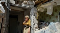 资料照片：乌克兰顿涅茨克附近，一名当地妇女站在被摧毁的房屋旁。（2016年5月24日）