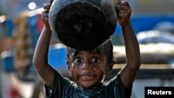 Trẻ em là bộ phận bị ảnh hưởng nhiều nhất trong tình trạng khan hiếm nước, 22/3/ 2014.