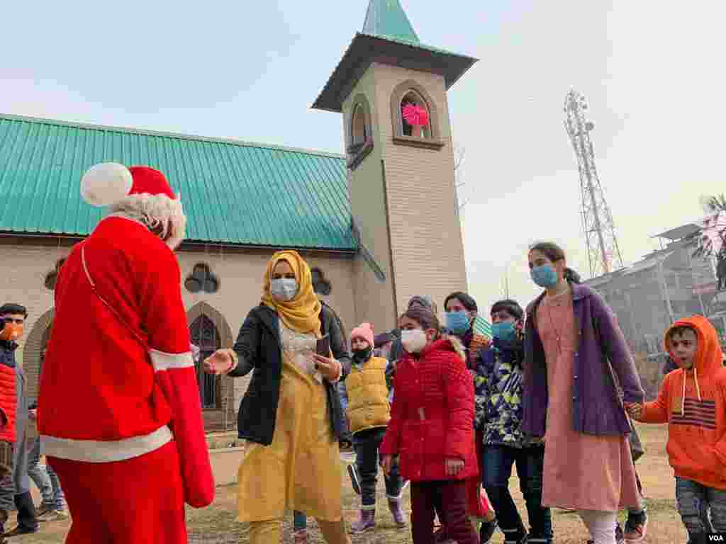بھارت کے زیر انتظام کشمیر کے شہر سری نگر میں کرسمس کے موقع پر سانتا کلاز نے مختلف تحائف تقسیم کیے۔&nbsp;