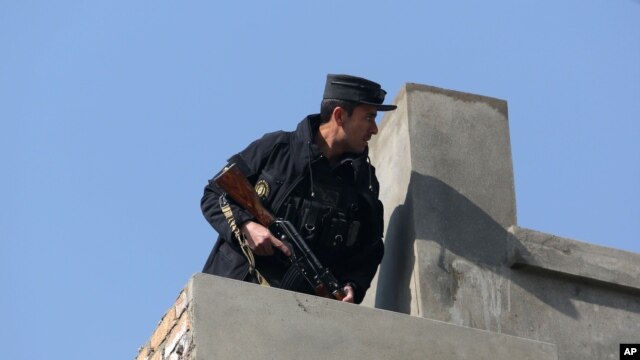 Un miembro de la fuerza de seguridad afgana realiza guardia en el sitio de un ataque suicida en Kabul, Afganistán, el sábado, 28 de noviembre de 2015.

