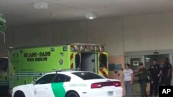 Imagen tomada de un video proporcionado por la Coalición Inmigrante de Florida de agentes de la Patrulla Fronteriza escoltando a una mujer a una patrulla el domingo 13 de octubre de 2019 en el hospital Aventura en Aventura, Florida. (Florida Immigrant Coalition vía AP).
