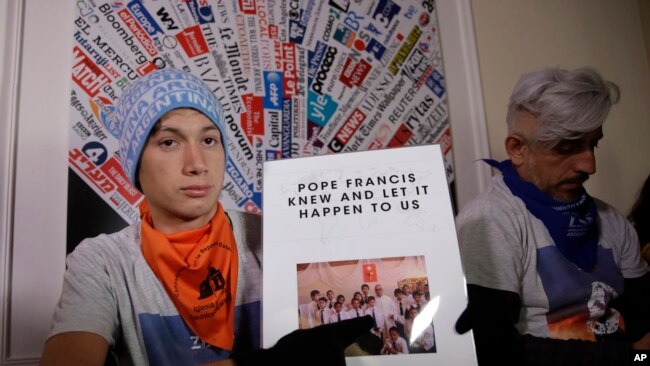 Seorang penyintas kekerasan seksual Ezequiel Villalonga menunjukkan fotonya saat ia berusia di bawah umur dan mengalami kekerasan seksual yang dilakukan oleh pendeta di gerejanya, dalam konferensi pers di Roma, Italia, pada 20 Februari, 2020. (Foto: AP/Alessandra Tarantino)