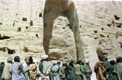 بامیان میں دو ہزار سال پرانے گوتم بودھ کے مجسمے کو طالبان عسکریت پسند تباہ کر رہے ہیں۔ فائل فوٹو