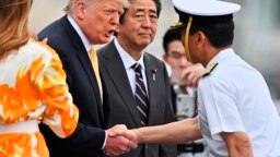 Ông Trump bắt tay chỉ huy của tàu chiến Kaga của Nhật hôm 28/5.