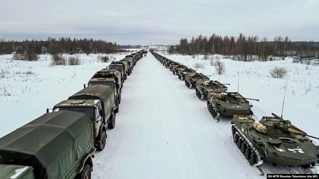 俄罗斯一处空军基地排队等候运上军机前往哈萨克斯坦的俄军军车。（2022年1月7日）(photo:VOA)