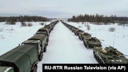 Na fotografiji ruske televizije vide se vojna vozila sa ruskim mirovnim snagama koje čekaju ukrcavanje u vojne avione, 7. januara 2022.
