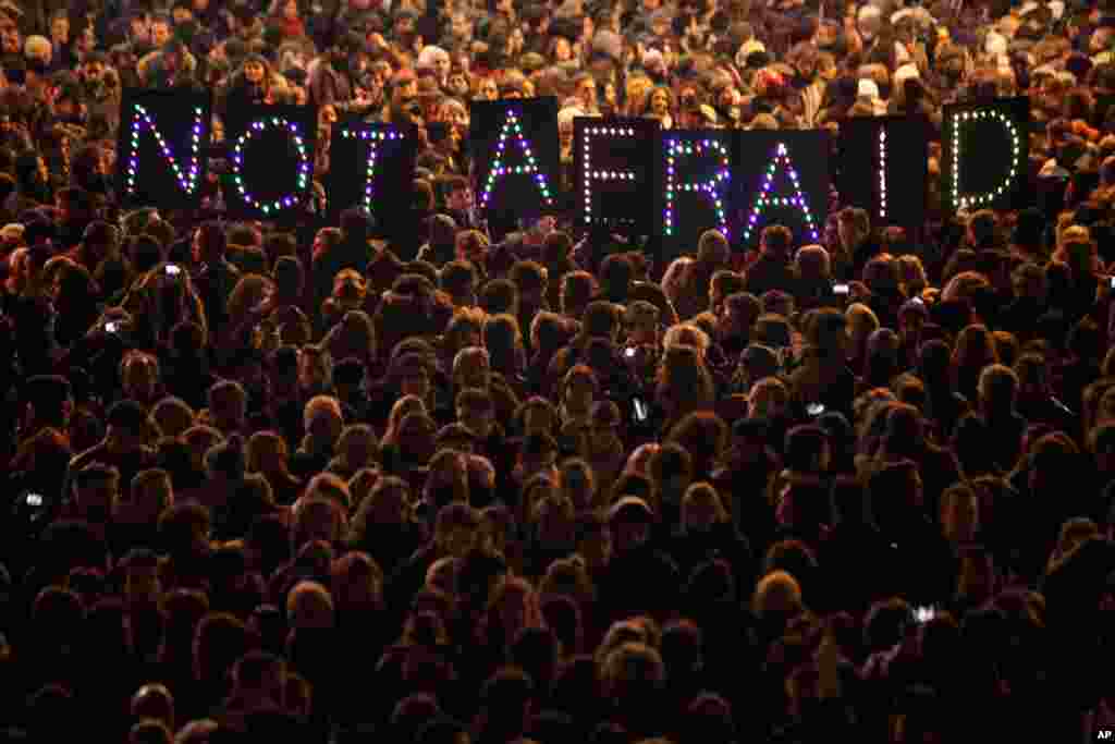 Warga Perancis berkumpul untuk menunjukkan rasa solidaritas bagi para korban dalam serangan tabloid mingguan&nbsp;Charlie Hebdo&nbsp;di Paris.